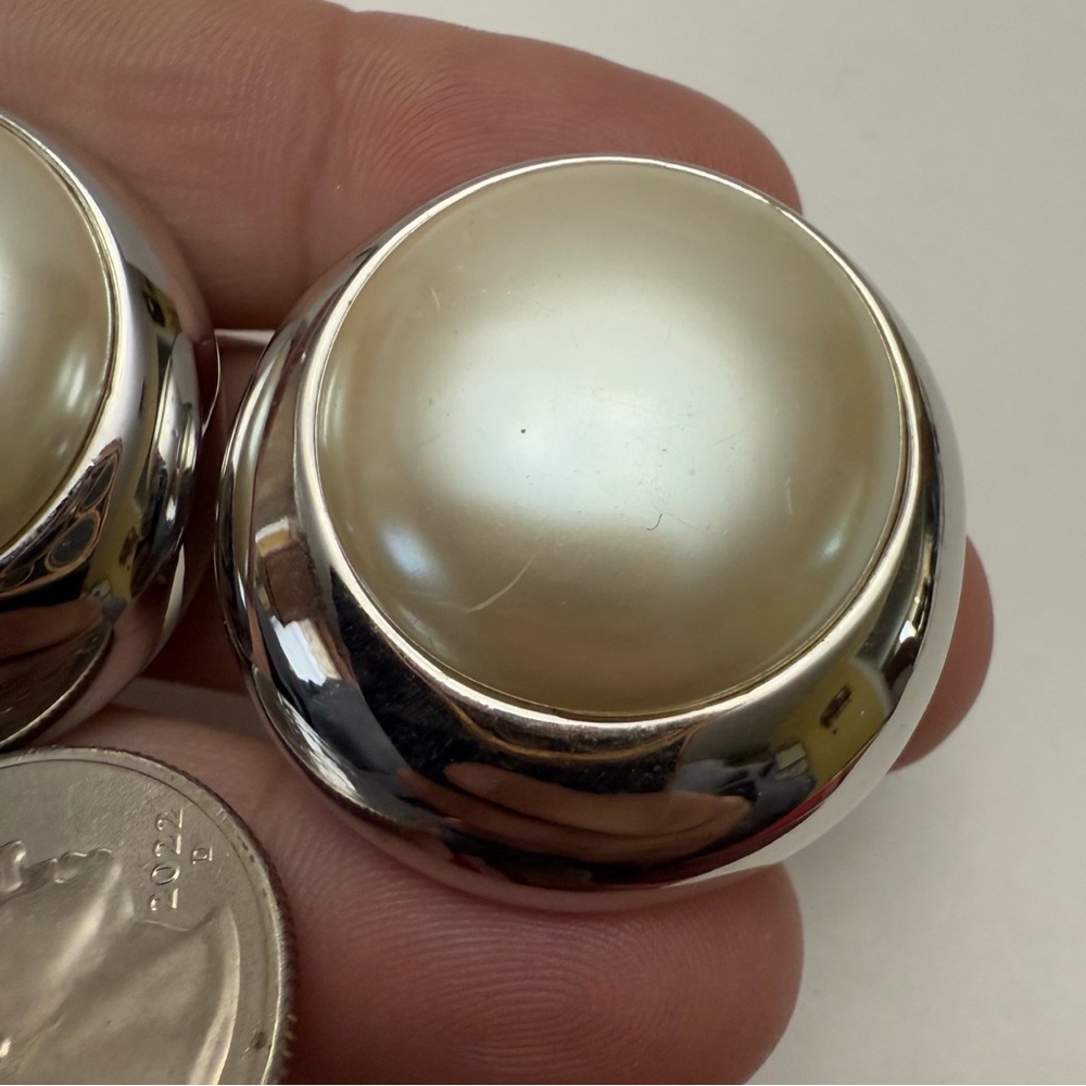 Vintage Marvella Large Round Faux Pearl Silvertone Clip On Earrings - Picture 3 of 6